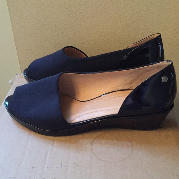 Navy patent and nylon peak toe shoe - Picture 2 of 4